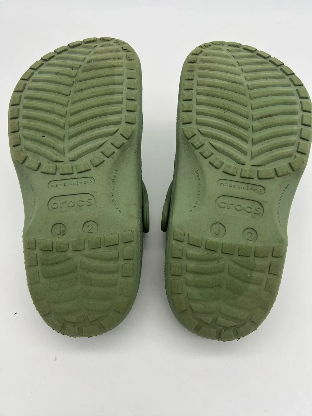 Crocs J2 Kids size 2 Classic Clog in Olive Green Comfortable Slip-On Shoes